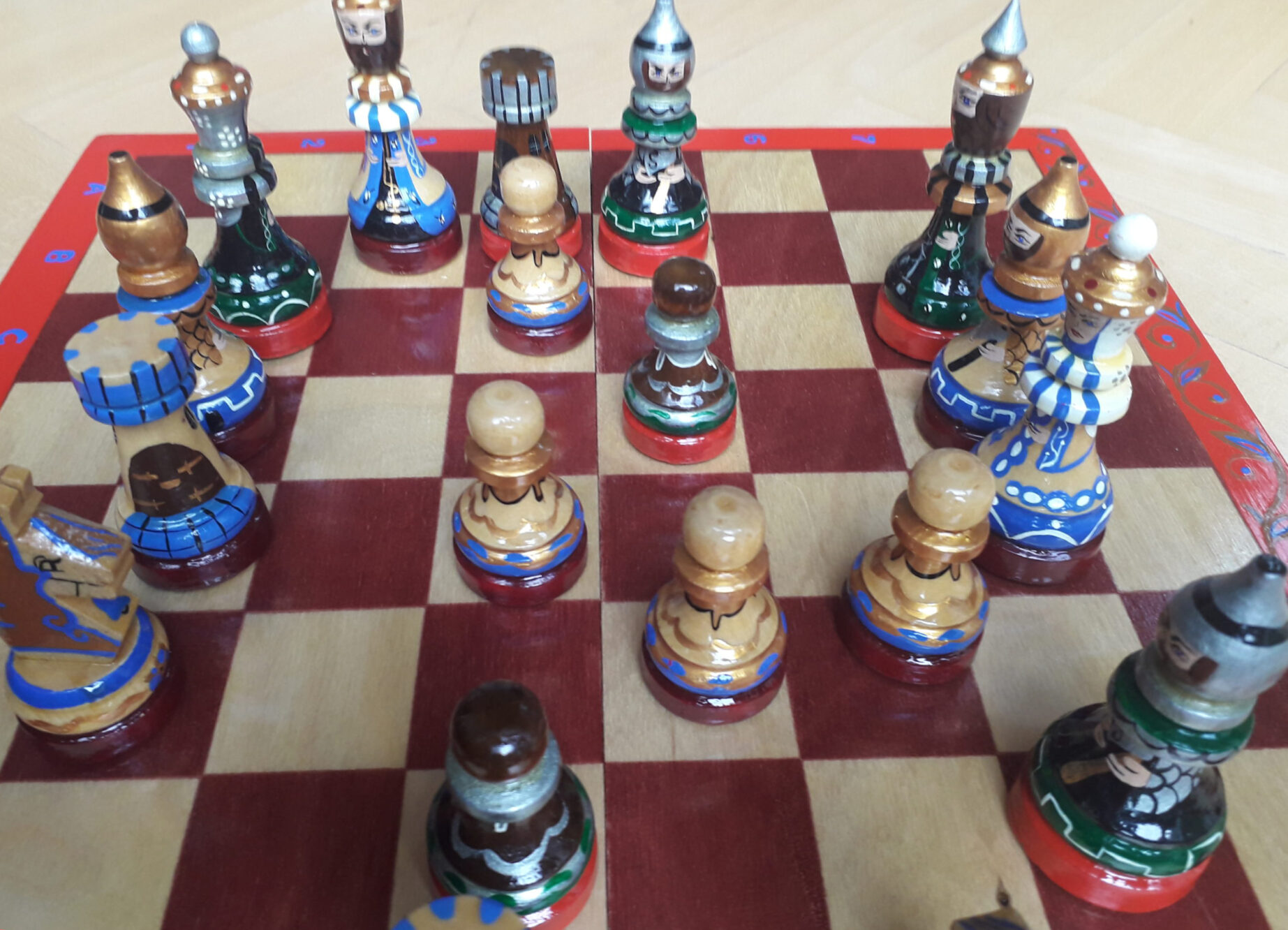 Ein Schachspiel mit bunten Schachfiguren.